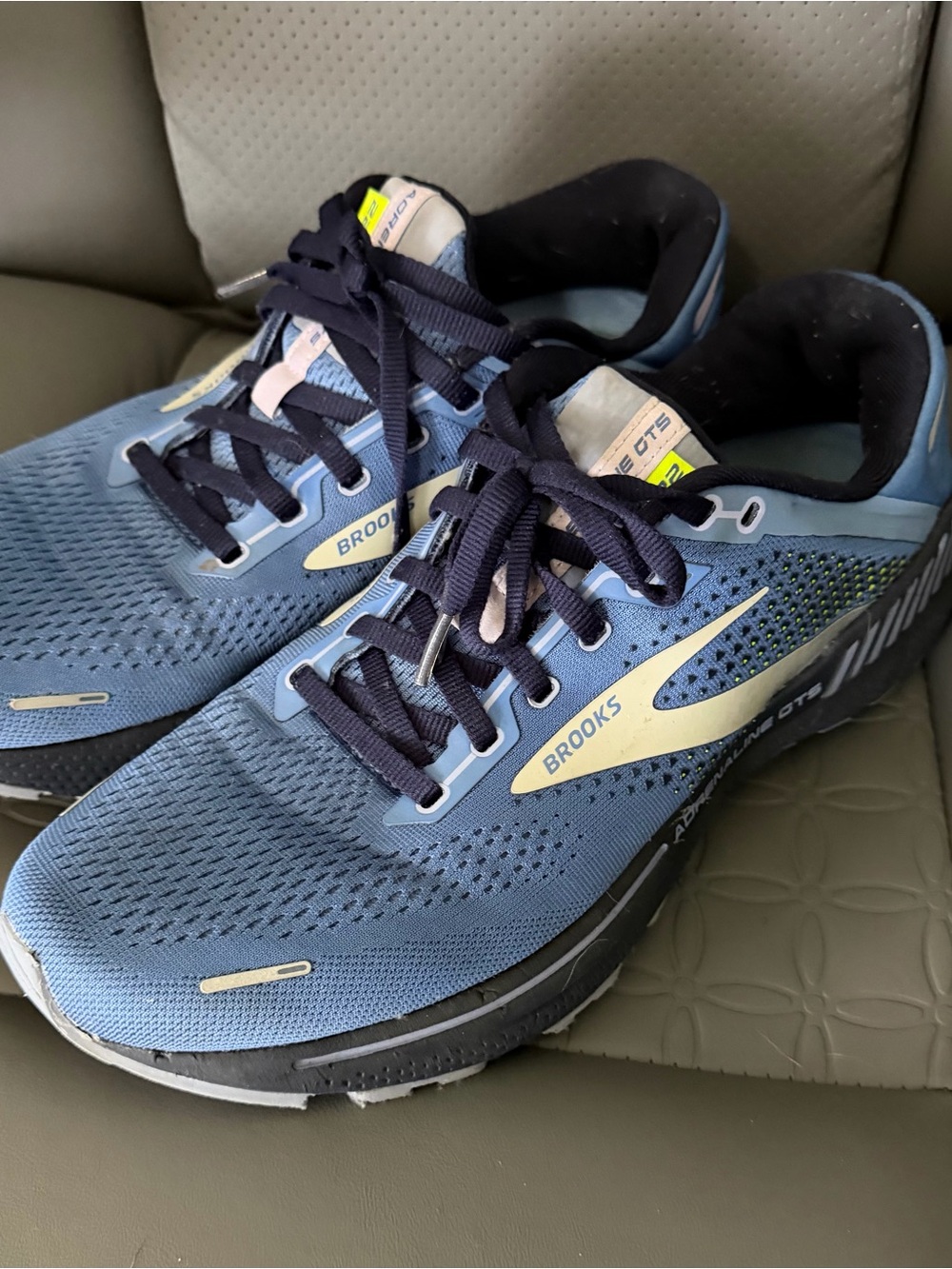 Brooks Adrenaline GTS 22 Womens Size 11 Running Shoes Blue